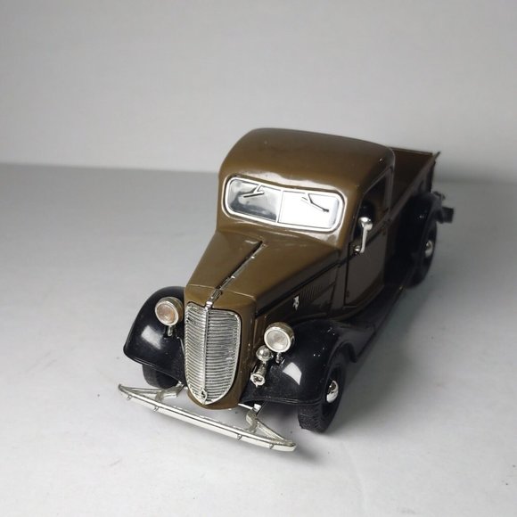 Vintage 1937 Ford Pickup Diecast Truck Spare Tire Detailed Engine & Interior - Picture 8 of 13
